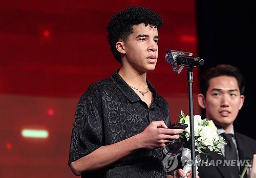 V리그 정규리그 MVP 레오(서울=연합뉴스) 김성민 기자 = 8일 오후 서울 용산구 그랜드하얏트호텔에서 열린 프로배구 2023-2024 V-리그 시상식에서 남자부 정규리그 MVP를 수상한 OK금융그룹 레오를 대신해 아들 앙투앙이 대리수상한 뒤 소감을 말하고 있다. 2024.4.8 ksm7976@yna.co.kr