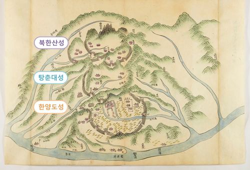 옛 지도 속 탕춘대성 순조∼철종 연간에 제작된 채색필사본 지도첩인 '좌해여지'(左海輿誌) 속 도성연융대북한산성합도 모습. 북한산성, 탕춘대성, 한양도성의 모습을 볼 수 있다. 현재 일본 교토대학교 가와이문고 소장품 [문화재청 제공. 재판매 및 DB 금지]