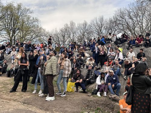 뉴욕 센트럴파크의 일식 관찰 인파(뉴욕=연합뉴스) 이지헌 특파원 = 8일(현지시간) 미국 뉴욕 맨해튼 센트럴파크의 '엄파이어 록'(Umpire Rock)에서 사람들이 부분일식 현상을 바라보고 있다. 2024.4.8 photo@yna.co.kr