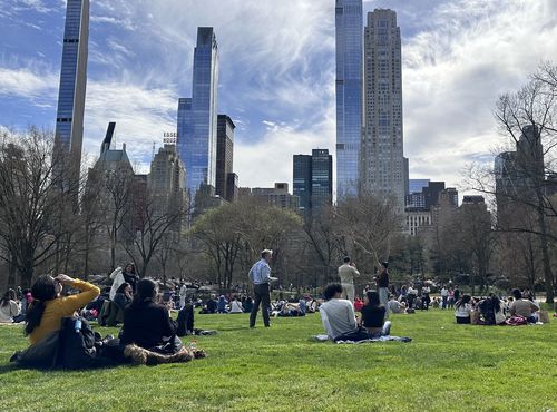 뉴욕 센트럴파크의 일식 관찰 인파(뉴욕=연합뉴스) 이지헌 특파원 = 8일(현지시간) 미국 뉴욕 맨해튼 센트럴파크에서 사람들이 부분일식 현상을 바라보고 있다. 2024.4.8 photo@yna.co.kr