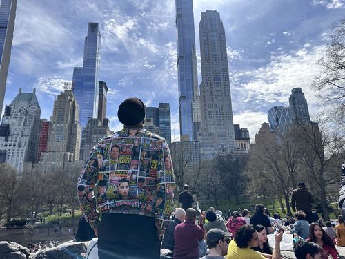 뉴욕 센트럴파크의 일식 관찰(뉴욕=연합뉴스) 이지헌 특파원 = 8일(현지시간) 미국 뉴욕 맨해튼 센트럴파크에서 사람들이 부분일식 현상을 바라보고 있다. 2024.4.8 photo@yna.co.kr