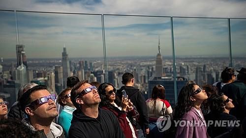 뉴욕시 허드슨야드 에지 전망대의 인파[뉴욕 로이터=연합뉴스]