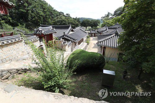 안동 도산서원(안동=연합뉴스) 조보희 기자 = 안동 도산서원(陶山書院). 도산서원은 우리나라의 대표적인 유학자이자 선비인 퇴계 이황이 세상을 떠난 후 그의 제자들에 의하여 건립되었다. 현재의 도산서원은 퇴계가 생전에 성리학을 깊이 연구하며 제자들을 가르쳤던 도산서당 영역과 퇴계 사후에 선생의 학문과 덕행을 기리기 위해 지은 도산서원 영역으로 나뉜다. 2019.8.10