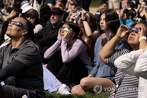 8일(현지시간) 미 워싱턴DC에서 일식 관측하는 사람들[EPA=연합뉴스. 재판매 및 DB 금지]