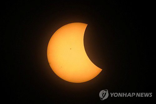 8일(현지시간) 멕시코 마사틀란에서 시작된 부분 일식[마사틀란[멕시코]로이터=연합뉴스. 재판매 및 DB 금지]