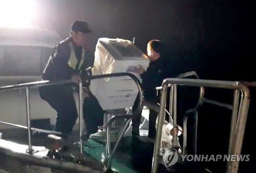 바닷길로 투표함 옮기는 해경(제주=연합뉴스) 제19대 대통령 선거일인 2017년 5월 9일 제주해경이 경비함정을 동원해 추자도 지역 투표함을 수송하고 있다. [제주해양경비안전본부 제공=연합뉴스]