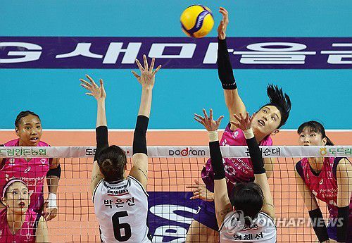 김연경 '강스파이크'(인천=연합뉴스) 임순석 기자 = 22일 인천 삼산월드체육관에서 열린 프로배구 여자부 플레이오프 1차전 흥국생명과 정관장의 경기. 흥국생명 김연경이 스파이크하고 있다. 2024.3.22 soonseok02@yna.co.kr