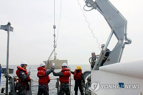 2024년 한미 연합 기뢰전 훈련(서울=연합뉴스) 지난 2일 한미 연합 기뢰전 훈련에 참가한 기뢰소해함(MSH) 해남함에서 모의기뢰를 이용한 기뢰부설 훈련이 진행되고 있다. 2024.4.9 [해군 제공. 재판매 및 DB 금지] photo@yna.co.kr