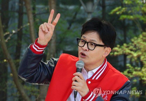 '기호 2번'(서울=연합뉴스) 한종찬 기자 = 국민의힘 한동훈 비상대책위원장 겸 총괄 선거대책위원장이 9일 서울 왕십리역 광장에서 윤희숙, 이혜훈 후보의 지지를 호소하고 있다. 2024.4.9 saba@yna.co.kr