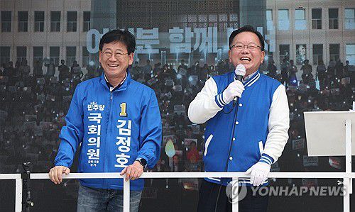 낙동강벨트 찾은 김부겸 지지 호소(김해=연합뉴스) 김동민 기자 = 더불어민주당 김부겸 공동상임선대위원장이 4·10 총선 하루 전날인 9일 오전 경남 김해시 진영읍 진영 상설시장을 찾아 같은 당 김해지역 민홍철, 김정호 후보에 대해 지지를 호소하고 있다.      왼쪽부터 김 후보, 김 선대위원장. 2024.4.9 image@yna.co.kr