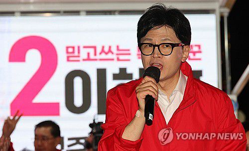 지지 호소하는 한동훈 비대위원장(서울=연합뉴스) 한종찬 기자 = 국민의힘 한동훈 비상대책위원장 겸 총괄 선거대책위원장이 9일 서울 중구 청계광장에서 열린 '국민의힘으로 대한민국살리기' 청계광장 22대 총선 파이널 총력유세에서 지지를 호소하고 있다. 2024.4.9 saba@yna.co.kr