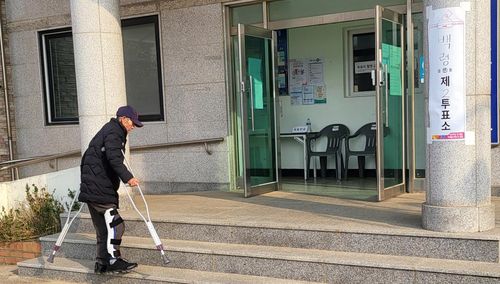 목발 짚고 투표소 찾은 노인[백령도 심효신 통신원 제공. 재판매 및 DB 금지]