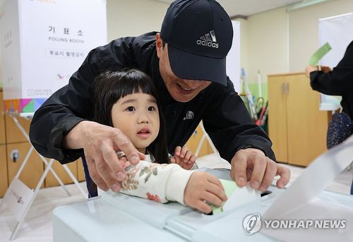 아빠와 함께 투표(인천=연합뉴스) 임순석 기자 = 제22대 국회의원 선거일인 10일 오전 인천 미추홀구 용현여자중학교에 마련된 용현5동 제6투표소에서 한 어린이가 아빠와 함께 투표지를 투표함에 넣고 있다. 2024.4.10 soonseok02@yna.co.kr