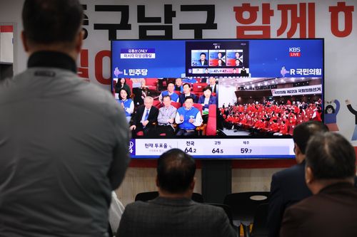 출구조사 지켜보는 김기웅 후보 지지자들 [촬영 박세진]