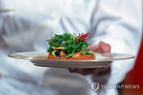 백악관의 기시다 환영 국빈 만찬 메뉴(워싱턴 EPA=연합뉴스) 백악관 셰프가 9일(현지시간) 백악관에서 기시다 후미오 일본 총리의 국빈 방문을 기념해 열리는 만찬의 메뉴인 연어 요리를 선보이고 있다. 2024.4.9