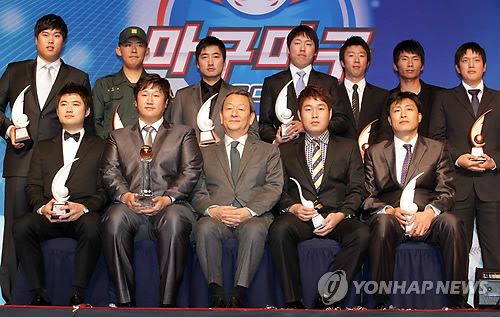 2010년 당시 양의지(앞줄 오른쪽 두 번째)와 류현진(뒷줄 왼쪽 첫 번째)(서울=연합뉴스) 김주성 기자 = 25일 오후 그랜드인터콘티넨탈 호텔에서 열린 CJ마구마구 프로야구 2010 최우수 선수ㆍ최우수 신인선수 시상식에서 최우수 선수상을 수상한 이대호와 최우수 신인선수상을 수상한 양의지 등 수상자들이 유영구 KBO 총재와 기념촬영을 하고 있다. 2010.10.25 utzza@yna.co.kr