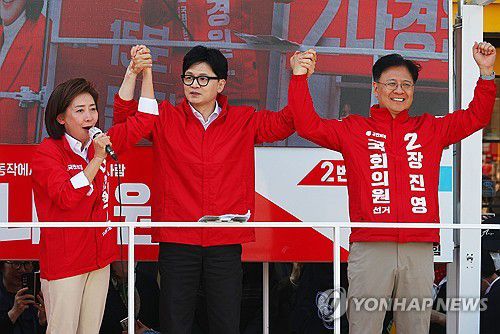 지원유세 나선 한동훈 비대위원장(서울=연합뉴스) 한종찬 기자 = 국민의힘 한동훈 비상대책위원장 겸 총괄 선거대책위원장이 9일 서울 동작구 중앙대병원 앞에서 나경원, 장진영 후보의 지지를 호소하고 있다. 2024.4.9 saba@yna.co.kr