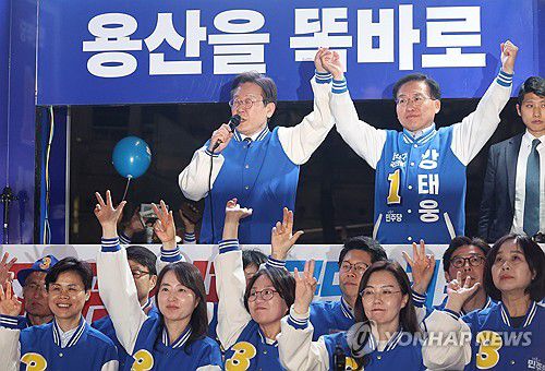 마지막 유세(서울=연합뉴스) 신준희 기자 = 더불어민주당 이재명 대표 등이 9일 용산역 앞 광장에서 열린 '정권심판, 국민승리 총력 유세'에서 용산구에 출마한 강태웅 후보와 함께 포즈를 취하고 있다. 2024.4.9 hama@yna.co.kr