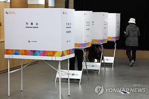 새벽부터 투표 나선 유권자들(제주=연합뉴스) 박지호 기자 = 제22대 국회의원선거일인 10일 오전 제주도의회 의원회관에 마련된 연동 제1투표소에서 유권자들이 투표하고 있다. 2024.4.10 jihopark@yna.co.kr