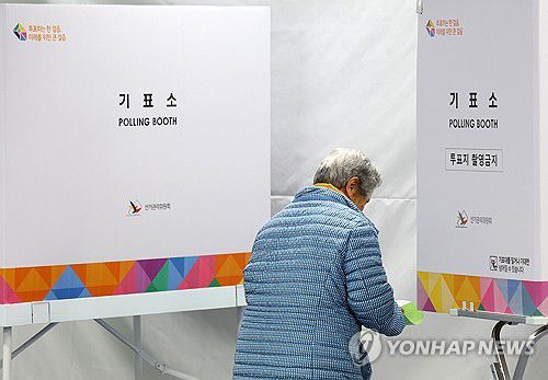 22대 총선, 투표하는 유권자들(춘천=연합뉴스) 양지웅 기자 = 제22대 국회의원 선거일인 10일 오전 강원 춘천시 신북읍 제1투표소가 마련된 신북읍 주민자치센터에서 유권자들이 한 표를 행사하고 있다. 2024.4.10 yangdoo@yna.co.kr