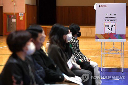 '투표합시다'(울산=연합뉴스) 장지현 기자 = 22대 국회의원 선거일인 10일 오전 울산 남구 옥동 제3투표소인 신정중학교 체육관에서 참관인들이 투표장을 지켜보고 있다. 2024.4.10 jjang23@yna.co.kr