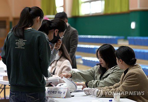 '본인 맞나'(울산=연합뉴스) 장지현 기자 = 제22대 국회의원 선거일인 10일 오전 울산 남구 신정1동 제3투표소인 신정초등학교 체육관에서 유권자들이 투표를 위해 본인확인을 하고 있다. 2024.4.10 jjang23@yna.co.kr