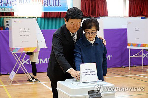투표하는 김광수 제주교육감 부부(제주=연합뉴스) 백나용 기자 = 제22대 국회의원 선거 투표일인 10일 오전 김광수 제주도교육감이 제주시 오라초등학교 체육관에 마련된 투표소에서 부인 김순선씨와 함께 투표하고 있다. 2024.4.10 dragon.me@yna.co.kr