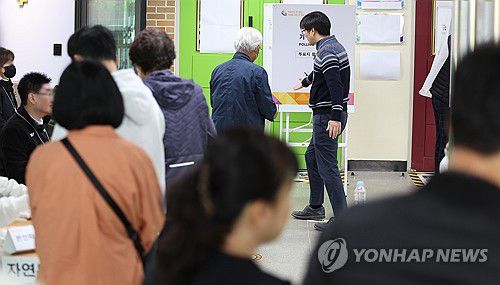 투표소로 이어지는 발걸음(대구=연합뉴스) 윤관식 기자 = 제22대 국회의원선거 투표일인 10일 대구 달성군 비슬초등학교에 마련된 유가읍 제3투표소에서 유권자들이 투표하기 위해 줄을 서 있다. 2024.4.10 psik@yna.co.kr