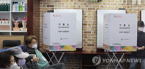 헤어미용실습실에 마련된 이색투표소(서울=연합뉴스) 김주형 기자 = 제22대 국회의원선거일인 10일 오전 서울 동대문구 정화고등학교 별관 헤어미용실습실에 마련된 제기동제1투표소에서 시민들이 소중한 한표를 행사하고 있다. 2024.4.10 kjhpress@yna.co.kr