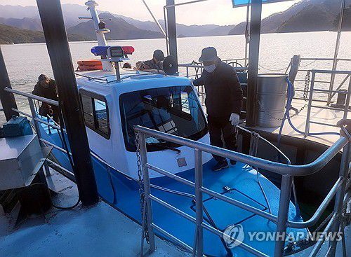 배 타고 나와 한표 행사(화천=연합뉴스) 이상학 기자 = 제22대 국회의원 선거일인 10일 오전 강원 화천군 구만리 배터에 동촌 1리와 2리 주민들이 투표소로 가기 위해 배에서 내리고 있다. 2024.4.10 hak@yna.co.kr