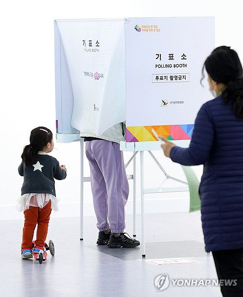 미래를 위한 한표(부산=연합뉴스) 손형주 기자 = 10일 오전 부산 부산진구 부산진구청에 마련된 부암제1동 제4투표소에 유권자들이 소중한 한표를 행사하고 있다. 2024.4.10 handbrother@yna.co.kr