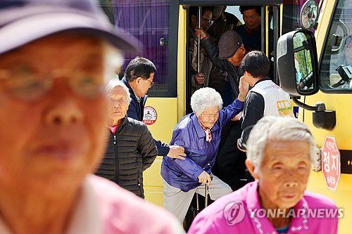 '버스타고 온 투표소'(곡성=연합뉴스) 정다움 기자 = 제22대 국회의원 선거일인 10일 오전 전남 곡성군 고달초등학교에 마련된 고달면 제1투표소에서 오지에 사는 노인들이 이송 지원 받은 버스에서 내리고 있다. 2024.4.10 daum@yna.co.kr