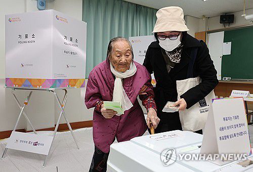 100세 할머니의 소중한 한 표(울산=연합뉴스) 김용태 기자 = 제22대 국회의원 선거일인 10일 오후 울산시 북구 상안중학교에 마련된 농소3동 제1투표소에서 1923년생으로 올해 만 100세인 김성순 할머니가 투표하고 있다. 2024.4.10 yongtae@yna.co.kr