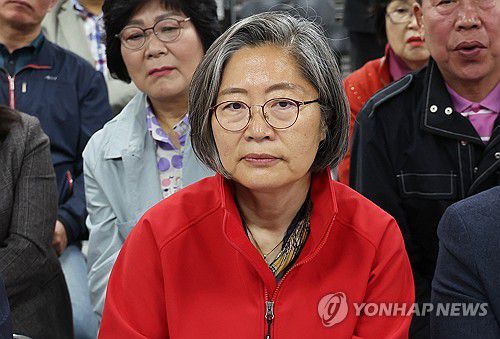 개표방송 보는 이수정 후보(수원=연합뉴스) 홍기원 기자 = 제22대 국회의원선거 수원정에 출마한 국민의힘 이수정 후보가 10일 오후 경기도 수원시 영통구 선거사무소에서 개표방송을 보고 있다. 2024.4.10 xanadu@yna.co.kr