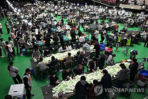 한 표 한 표 꼼꼼하게(제주=연합뉴스) 제22대 국회의원 선거가 실시된 10일 오후 제주시 한라체육관 개표소에서 개표 작업이 이뤄지고 있다. 2024.4.10 [제주도사진기자회] atoz@yna.co.kr