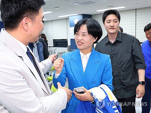 출구조사 시청한 서은숙 후보(부산=연합뉴스) 손형주 기자 = 더불어민주당 서은숙 부산시당위원장(부산진갑 후보)가 10일 오후 부산진구 더불어민주당 부산시당에서 총선 출구조사를 시청한 뒤 자리를 뜨고 있다. 2024.4.10 handbrother@yna.co.kr