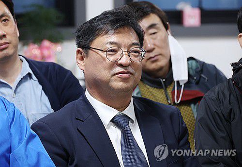 출구조사 보는 더불어민주당 허소 후보(대구=연합뉴스) 박세진 기자 = 22대 총선날인 10일 더불어민주당 허소 대구 중구남구 후보가 선거사무소에서 출구조사 결과를 지켜보고 있다. 2024.4.10 psjpsj@yna.co.kr