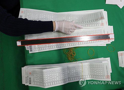 길다 길어(춘천=연합뉴스) 양지웅 기자 = 제22대 국회의원선거일인 10일 오후 강원 춘천시 호반체육관에 마련된 개표소에서 개표사무원들이 비례대표 투표용지 검표 작업을 진행하고 있다. 2024.4.10 yangdoo@yna.co.kr