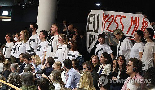 (브뤼셀 EPA=연합뉴스) 10일(현지시간) 벨기에 브뤼셀의 유럽의회에서 이민·난민 협정에 항의하는 시위대. 2024. 4. 10