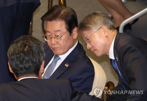 국회 본회의에서 대화하는 더불어민주당 이재명 대표와 민형배 의원[연합뉴스 자료사진]