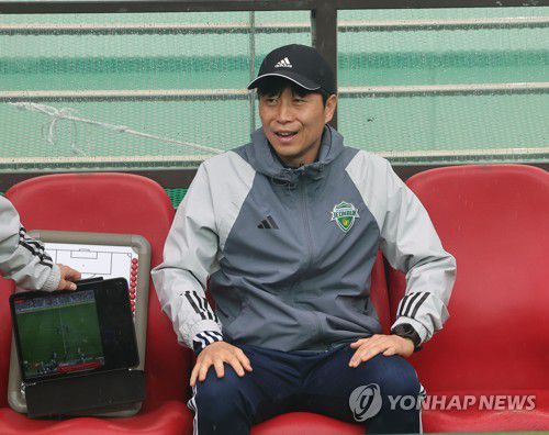 전북 감독대행에 김두현 수석코치(서울=연합뉴스) 류영석 기자 = 5일 서울월드컵경기장에서 열린 프로축구 K리그1 FC서울과 전북 현대의 경기.     전북 현대 김두현 감독 대행이 입장해 벤치에 앉아 있다. 2023.5.5 ondol@yna.co.kr