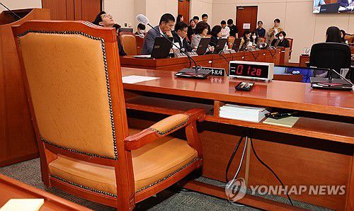 여가부 장관 청문회는...지난해 10월 6일 국회 여성가족위원회에서 열린 김행 여성가족부 장관 후보자 인사청문회에 김 후보자의 자리가 비어 있다.      전날 열린 김 후보자 인사청문회는 여당 의원들과 김 후보자가 속개 예정 시간 후에도 돌아오지 않아 정회했다. [연합뉴스 자료사진]