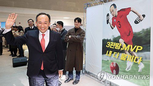 직원들 인사에 답하는 추경호 부총리(세종=연합뉴스) 김주형 기자 = 추경호 경제부총리 겸 기획재정부 장관이 지난해 12월 28일 오후 세종시 정부세종청사에서 열린 이임식에서 직원들의 인사에 답하고 있다. 2023.12.28 kjhpress@yna.co.kr