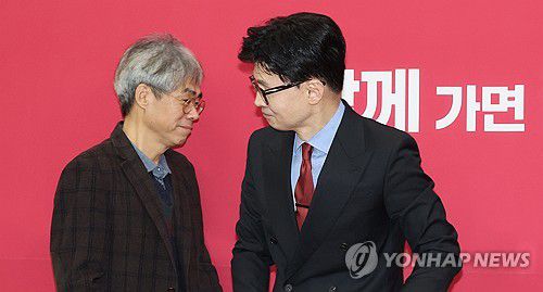 한동훈 비대위원장과 김경율 위원(서울=연합뉴스) 한상균 기자 = 국민의힘 한동훈 비상대책위원장이 18일 국회에서 열린 비대위 회의에 참석하고 있다. 왼쪽은 김경율 위원. 2024.1.18 xyz@yna.co.kr