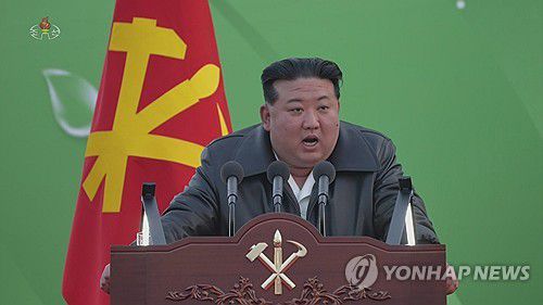 강동온실농장 준공식서 격려사하는 북한 김정은(서울=연합뉴스) 김정은 북한 국무위원장이 지난 15일 딸 주애와 강동종합온실 준공 및 조업식에 참석했다고 조선중앙TV가 16일 보도했다. [조선중앙TV 화면] 2024.3.16      [국내에서만 사용가능. 재배포 금지. For Use Only in the Republic of Korea. No Redistribution] nkphoto@yna.co.kr