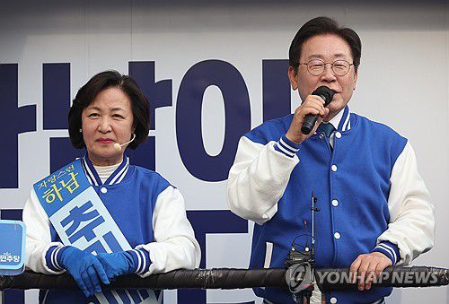 이재명 대표, 추미애 후보 지원유세(하남=연합뉴스) 신준희 기자 = 더불어민주당 이재명 대표가 7일 하남시 위례스타필드시티 앞에서 추미애 후보 지원 유세를 하고 있다. 2024.4.7 hama@yna.co.kr