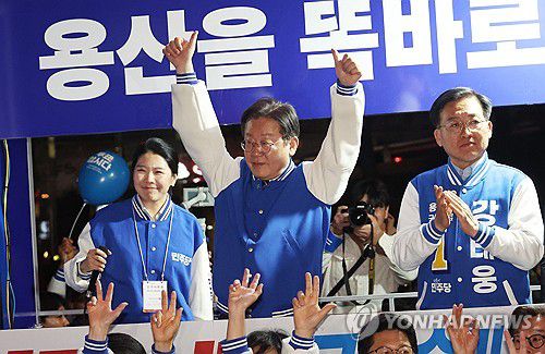 마지막 유세(서울=연합뉴스) 신준희 기자 = 더불어민주당 이재명 대표 등이 9일 용산역 앞 광장에서 열린 '정권심판, 국민승리 총력 유세'에서 손을 들어보이고 있다. 2024.4.9 hama@yna.co.kr