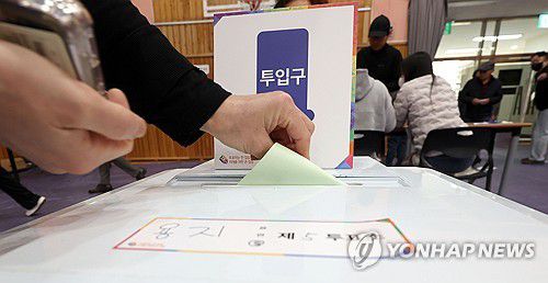 국회의원 선거…선택의 시간(창원=연합뉴스) 김동민 기자 = 제22대 국회의원 선거(총선)일인 10일 오전 경남 창원시 성산구 신월초등학교 체육관 1층에 마련된 용지동 제5호 투표소에서 유권자가 선거에 참여하고 있다. 2024.4.10 image@yna.co.kr