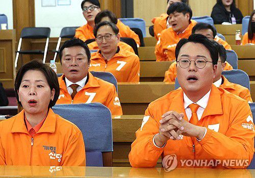 실망(서울=연합뉴스) 신준희 기자 = 개혁신당 천하람 총괄선대위원장과 양향자 원내대표 등이 10일 국회 의원회관에서 총선 출구조사 발표를 바라보고 있다. 2024.4.10 hama@yna.co.kr