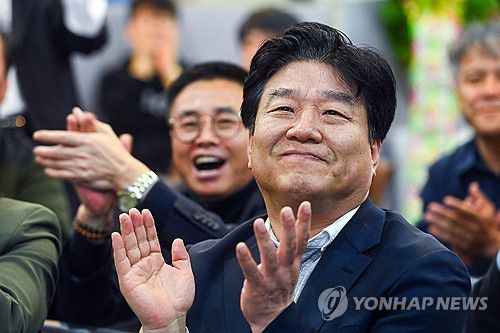 개표방송 보는 양문석 후보(안산=연합뉴스) 제22대 국회의원선거 안산갑에 출마한 더불어민주당 양문석 후보가 지난 10일 오후 경기도 안산시 상록구 선거사무소에서 개표방송을 보고 있다. 2024.4.10 [경기사진공동취재단] xanadu@yna.co.kr